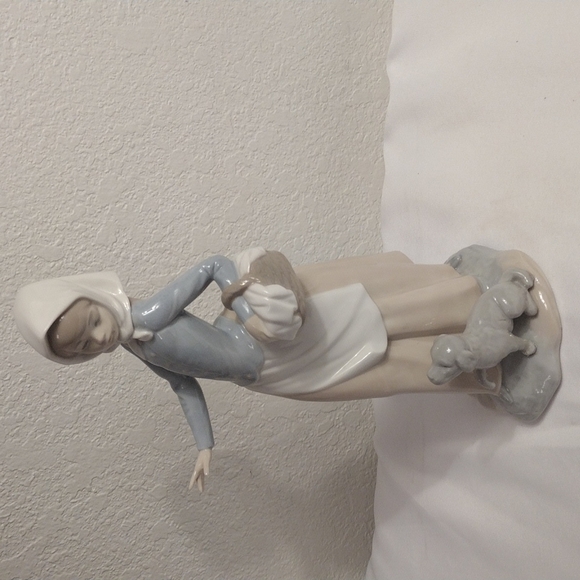 𝅺ZAPHIR Lladro peasant woman carrying basket with puppy handmade in Spain - Picture 3 of 11